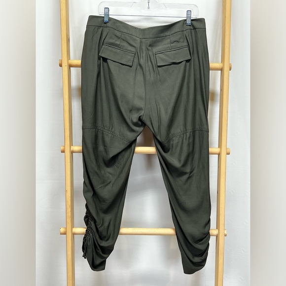 W by WORTH Olive green crop ruched cargo pants size S. - Picture 5 of 13